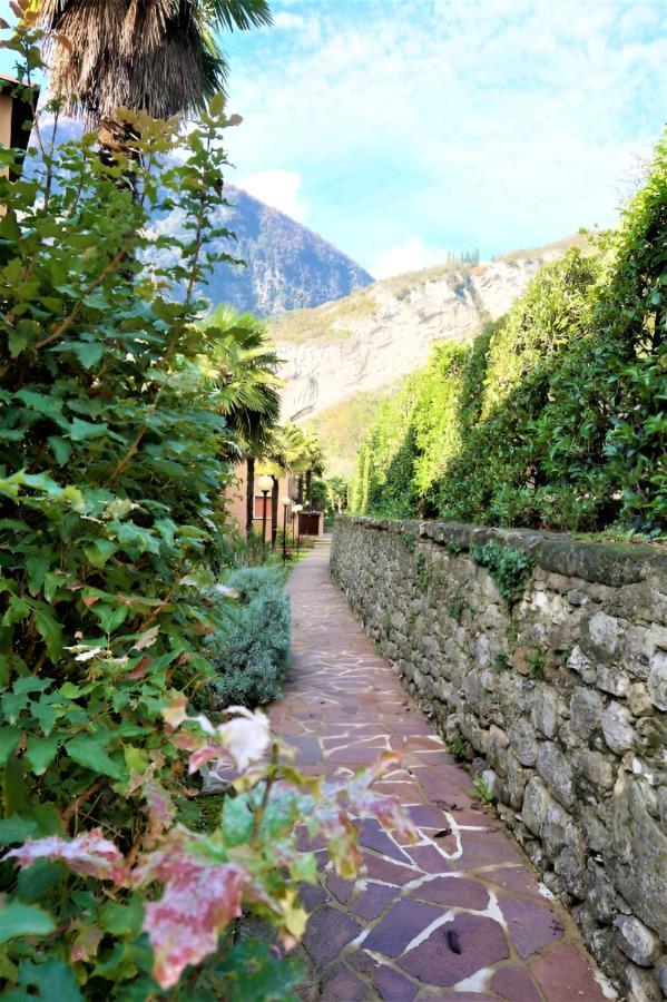 Waterfall & Pool Riva del Garda Exterior foto